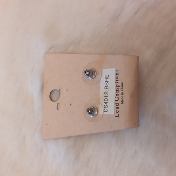 💵2/$10Bundle and Save💵 NWOT Silver Toned Distressed Stud Ball Earrings - Picture 9 of 9